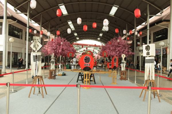 Aula festival dihiasi lampion dan bunga sakura