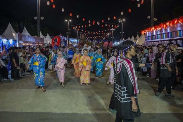 Tarian bon odori dengan yukata di bawah lampion malam