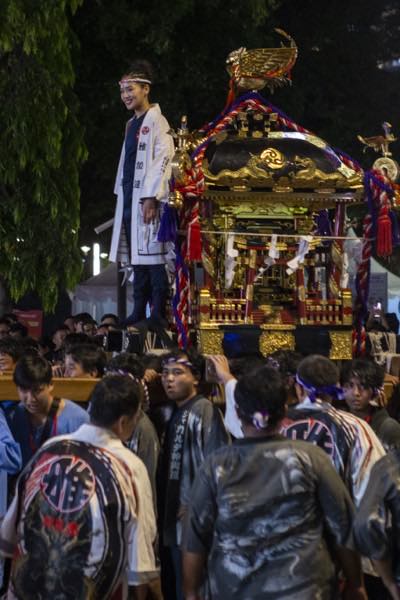 Omikoshi yang diterangi lampu pada malam hari