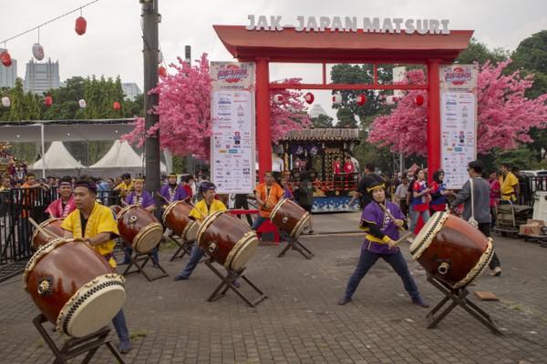 Penampilan wadaiko di depan gerbang torii